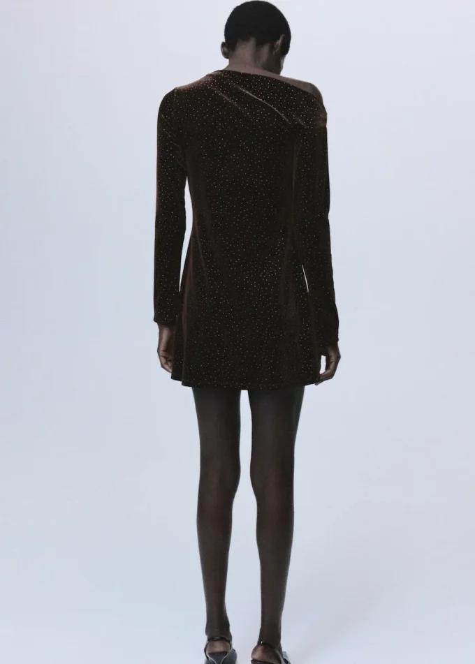 Robe asymétrique en velours avec détails brillants Robe asymétrique en velours avec détails brillants