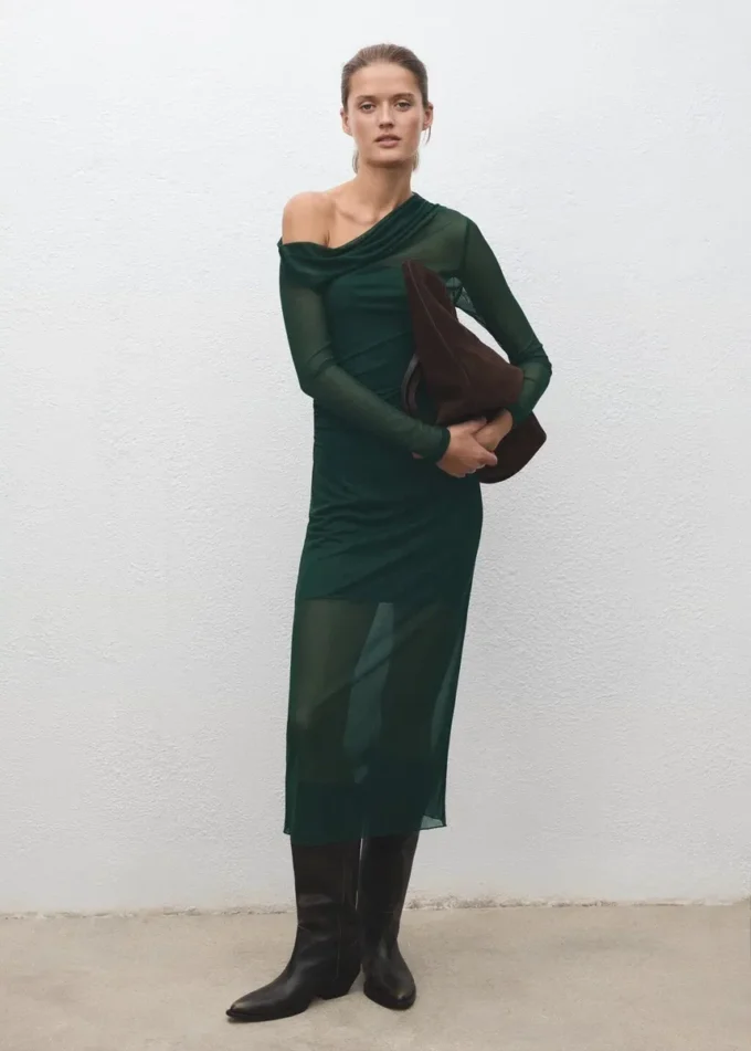 Robe asymétrique semi-transparente Robe asymétrique semi-transparente