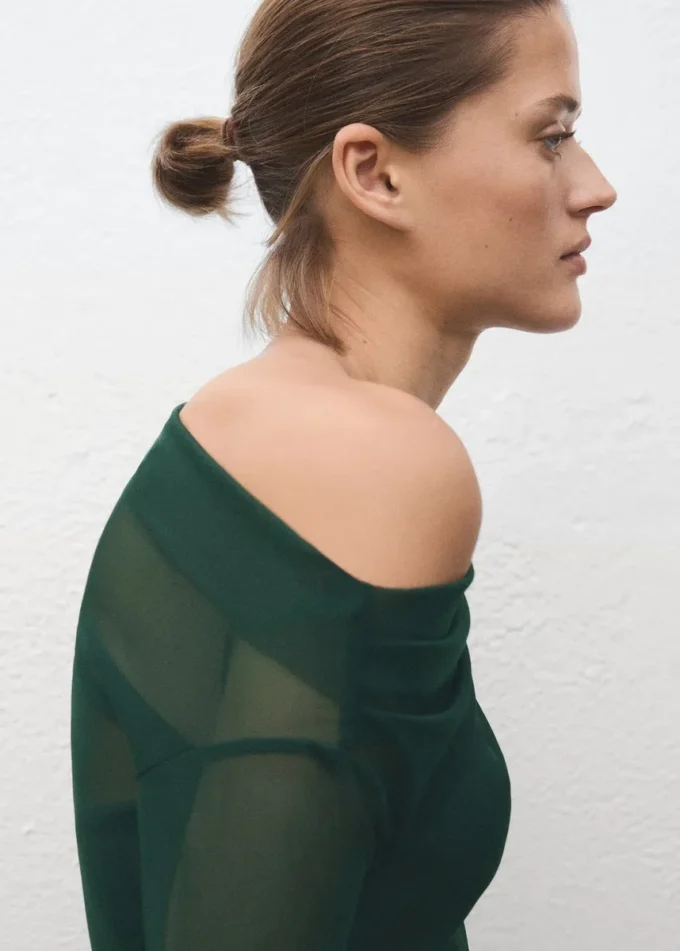 Robe asymétrique semi-transparente Robe asymétrique semi-transparente