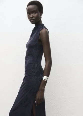 Robe brodée à col drapé