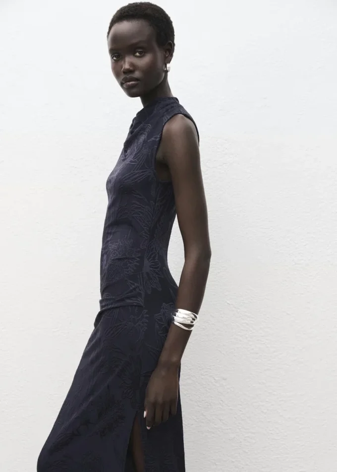Robe brodée à col drapé Robe brodée à col drapé