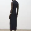 Robe brodée à col drapé Robe brodée à col drapé