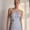 Robe brodée de fleurs avec détails frangés Robe brodée de fleurs avec détails frangés