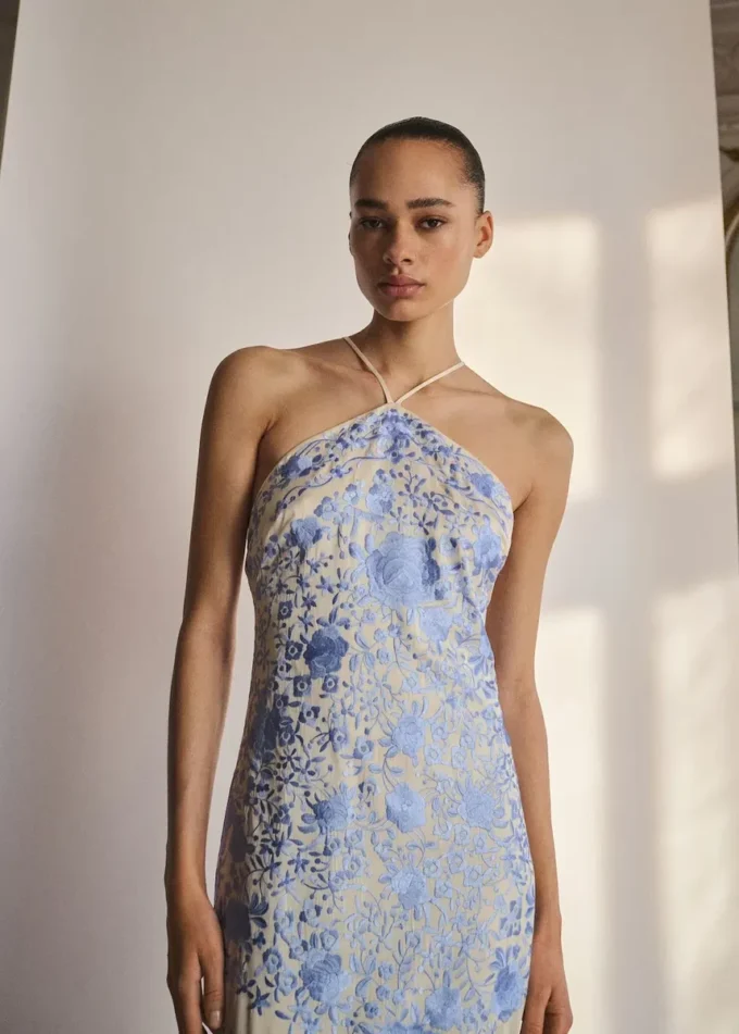 Robe brodée de fleurs avec détails frangés Robe brodée de fleurs avec détails frangés