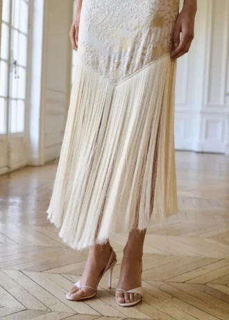 Robe brodée de fleurs avec détails frangés