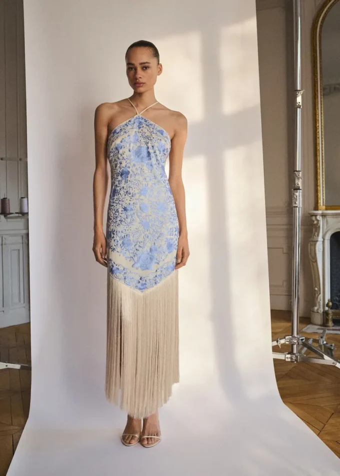 Robe brodée de fleurs avec détails frangés Robe brodée de fleurs avec détails frangés
