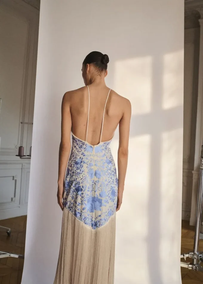 Robe brodée de fleurs avec détails frangés Robe brodée de fleurs avec détails frangés