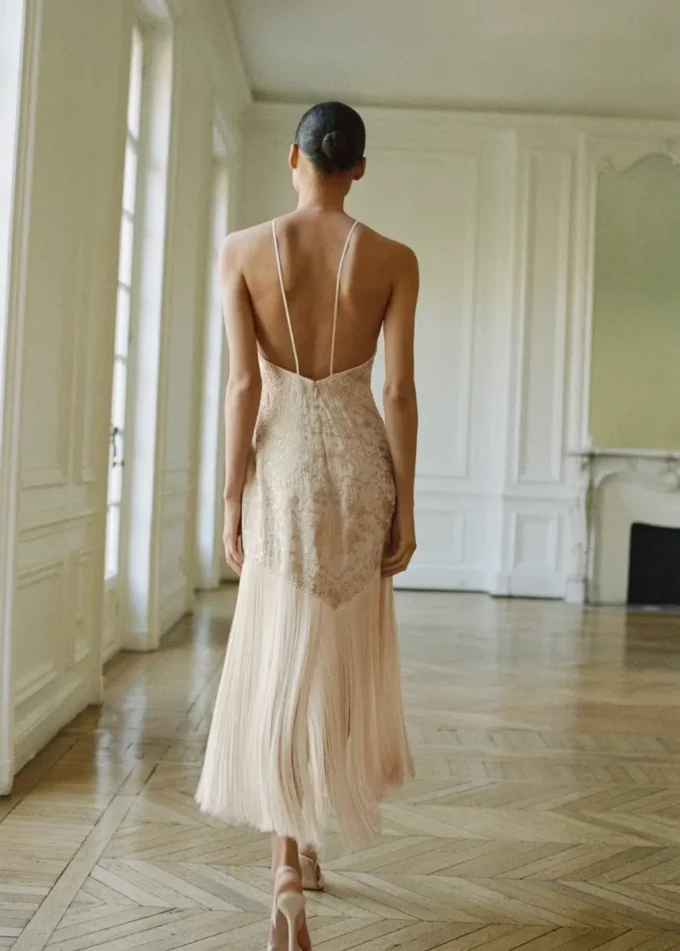 Robe brodée de fleurs avec détails frangés Robe brodée de fleurs avec détails frangés