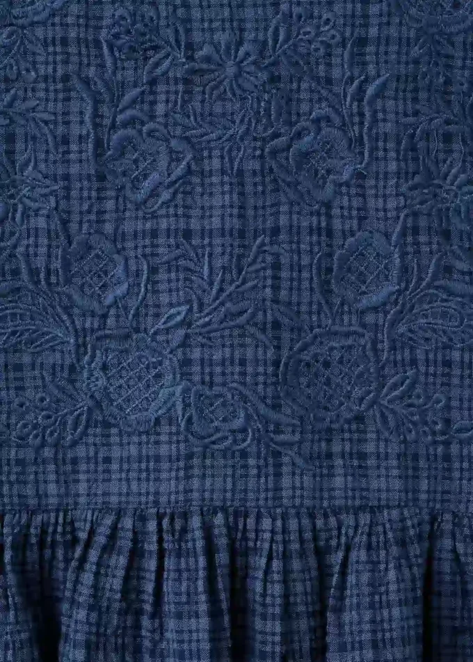 Robe à carreaux avec détails brodés Robe à carreaux avec détails brodés