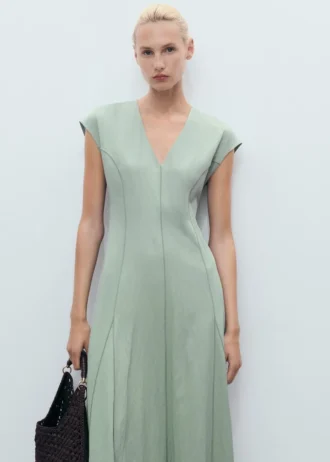 Robe à col en V avec coutures apparentes