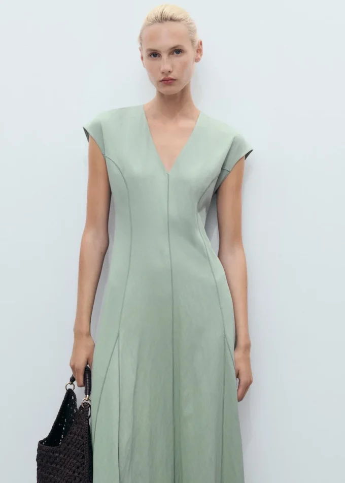 Robe à col en V avec coutures apparentes Robe à col en V avec coutures apparentes