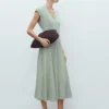 Robe à col en V avec coutures apparentes Robe à col en V avec coutures apparentes