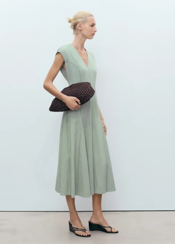 Robe à col en V avec coutures apparentes Robe à col en V avec coutures apparentes