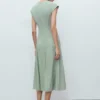 Robe à col en V avec coutures apparentes Robe à col en V avec coutures apparentes