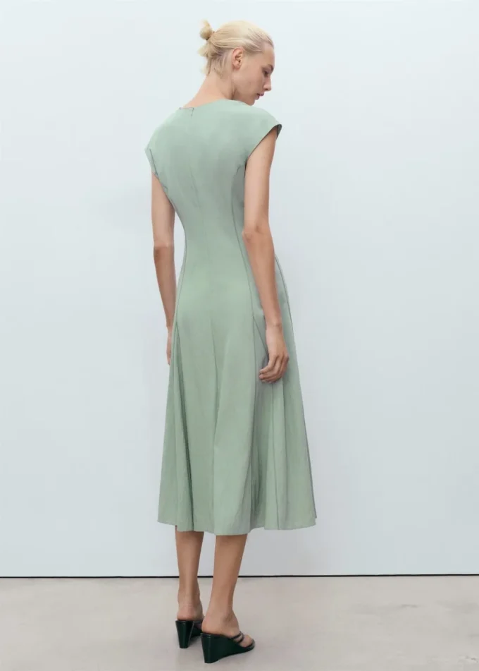 Robe à col en V avec coutures apparentes Robe à col en V avec coutures apparentes