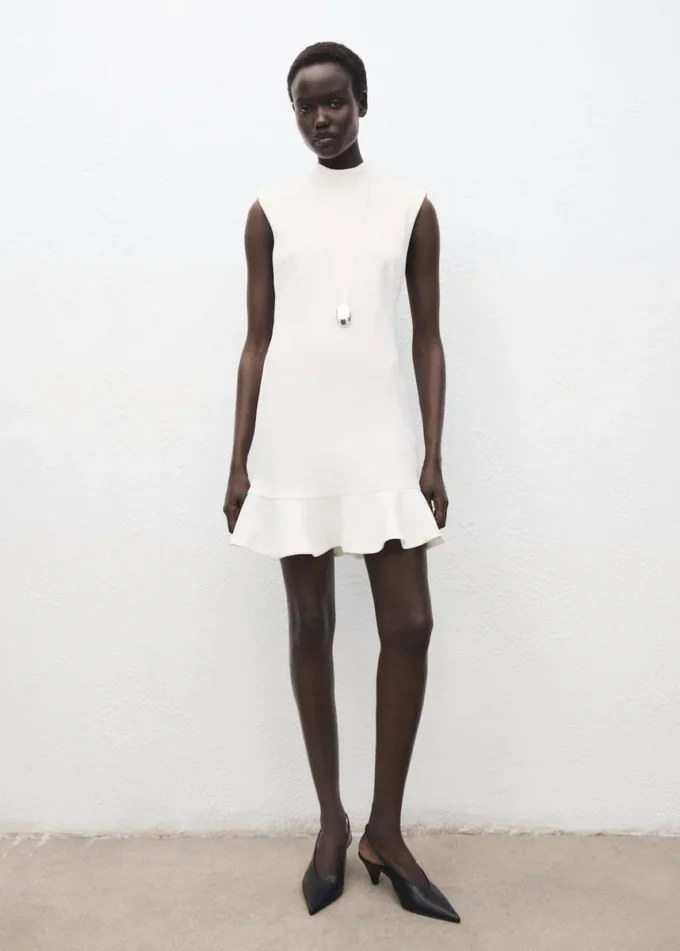 Robe à col haut avec volants Robe à col haut avec volants