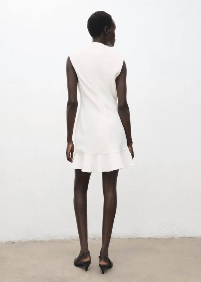 Robe à col haut avec volants Robe à col haut avec volants