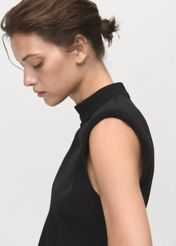 Robe à col haut avec volants Robe à col haut avec volants