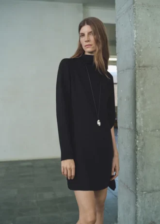 Robe à col roulé et manches asymétriques