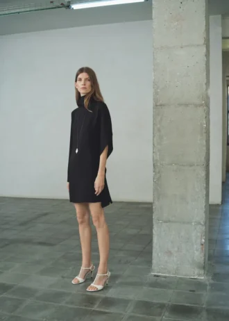 Robe à col roulé et manches asymétriques