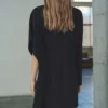 Robe à col roulé et manches asymétriques Robe à col roulé et manches asymétriques