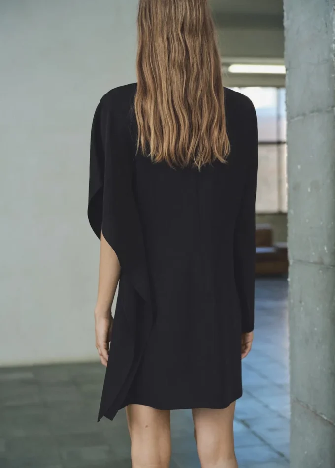 Robe à col roulé et manches asymétriques Robe à col roulé et manches asymétriques