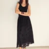 Robe combinée brodée avec détails en dentelle Robe combinée brodée avec détails en dentelle