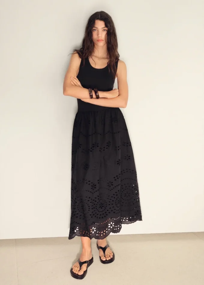 Robe combinée brodée avec détails en dentelle Robe combinée brodée avec détails en dentelle
