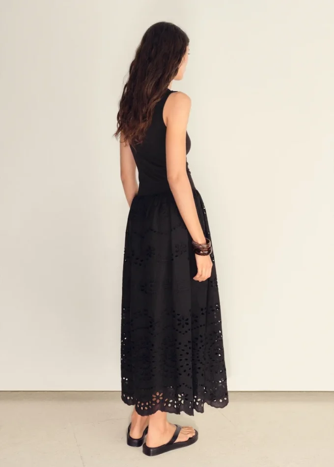 Robe combinée brodée avec détails en dentelle Robe combinée brodée avec détails en dentelle