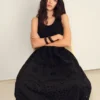 Robe combinée brodée avec détails en dentelle Robe combinée brodée avec détails en dentelle