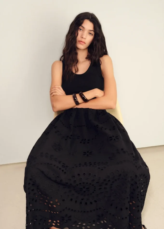 Robe combinée brodée avec détails en dentelle Robe combinée brodée avec détails en dentelle