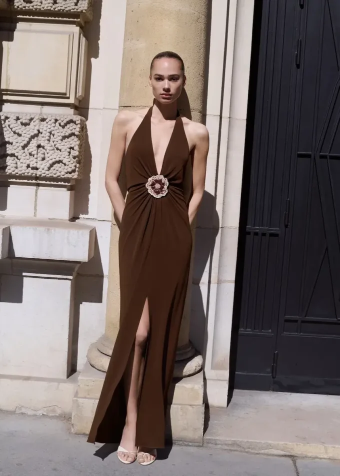 Robe dos nu avec détail floral Robe dos nu avec détail floral
