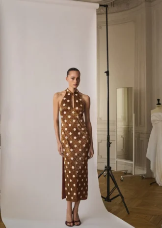 Robe dos nu à pois en strass
