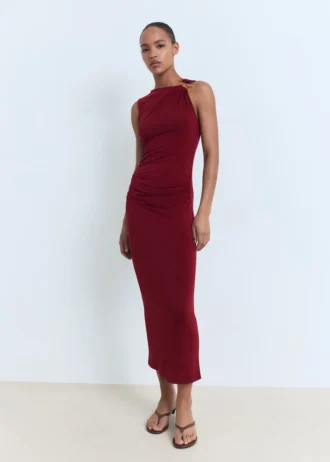 Robe drapée avec détail bijou