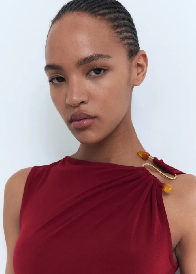 Robe drapée avec détail bijou Robe drapée avec détail bijou