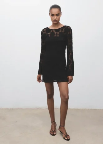 Robe en crochet avec encolure dans le dos