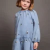 Robe en denim brodée de fleurs Robe en denim brodée de fleurs