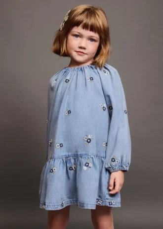Robe en denim brodée de fleurs Robe en denim brodée de fleurs