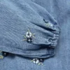 Robe en denim brodée de fleurs Robe en denim brodée de fleurs