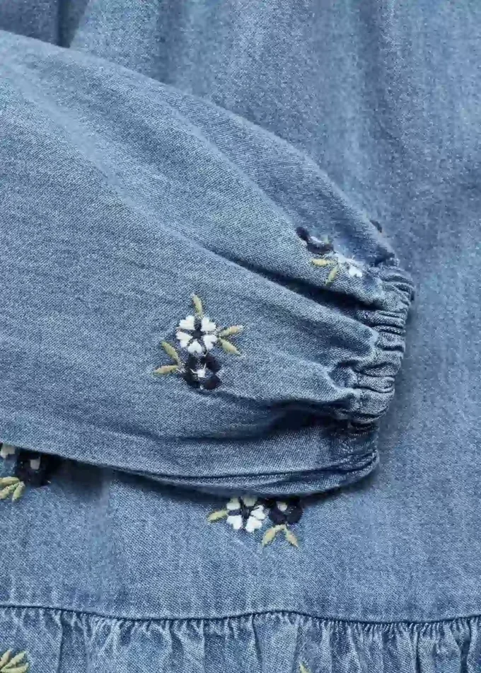 Robe en denim brodée de fleurs Robe en denim brodée de fleurs
