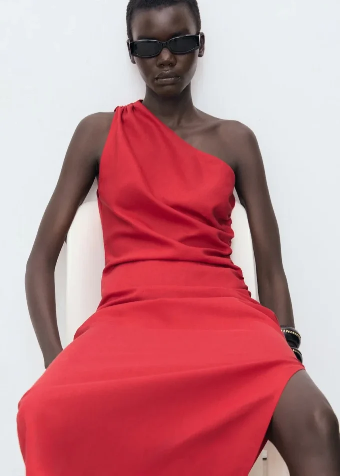 Robe en lyocell à encolure asymétrique Robe en lyocell à encolure asymétrique