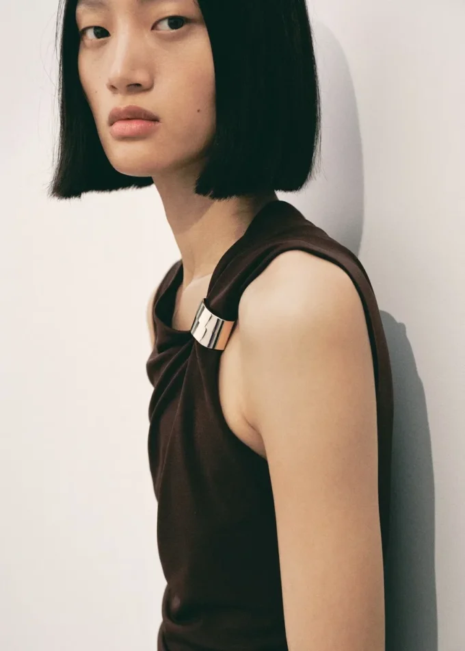 Robe en maille fine avec détail métallique Robe en maille fine avec détail métallique