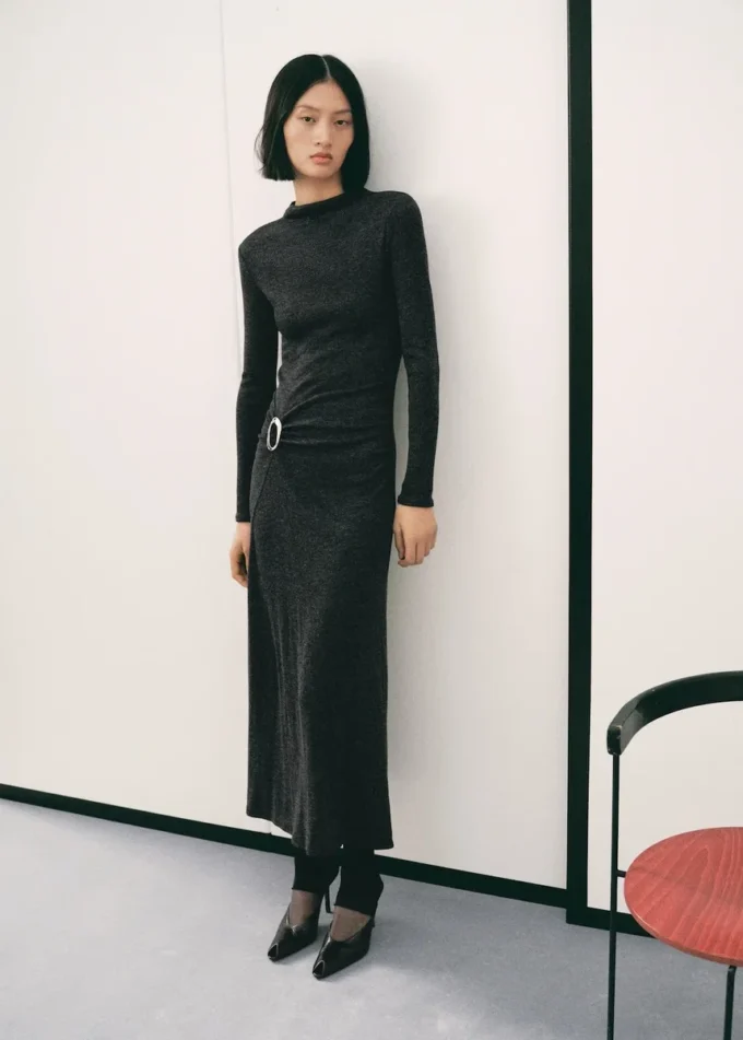 Robe en maille fine avec détail métallique Robe en maille fine avec détail métallique