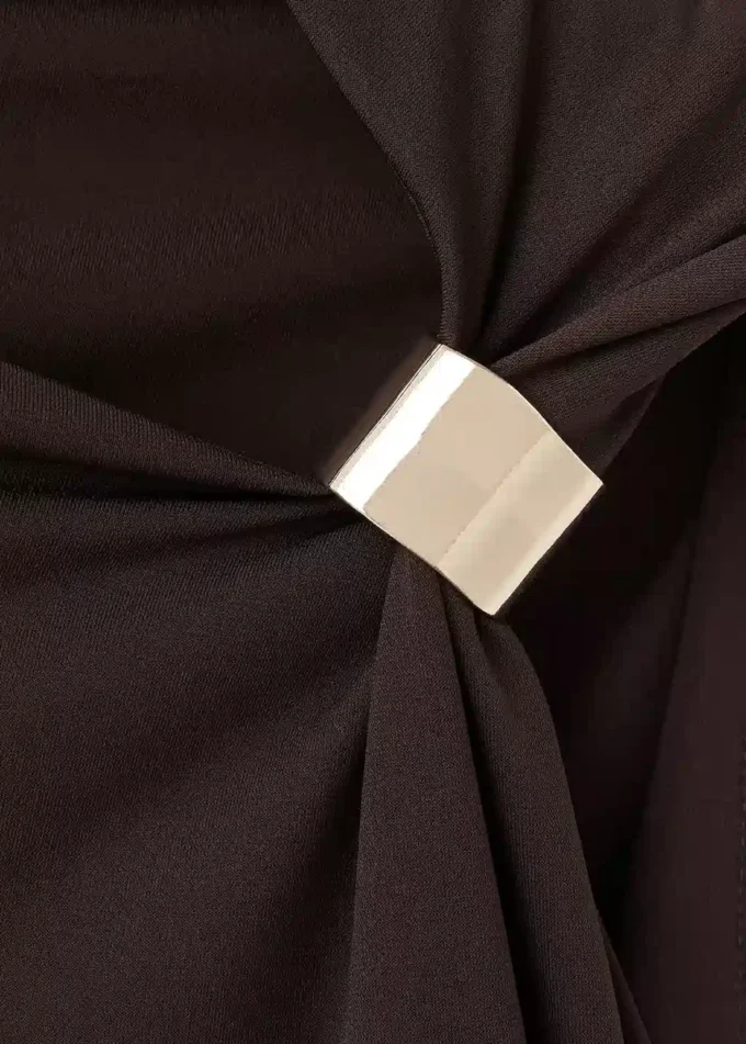 Robe en maille fine avec détail métallique Robe en maille fine avec détail métallique