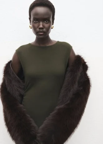 Robe en maille fine avec fronces sur les côtés