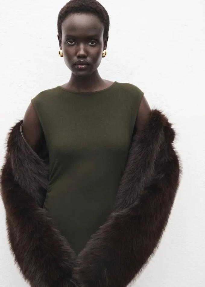 Robe en maille fine avec fronces sur les côtés Robe en maille fine avec fronces sur les côtés