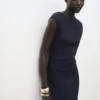 Robe en maille fine avec fronces sur les côtés Robe en maille fine avec fronces sur les côtés