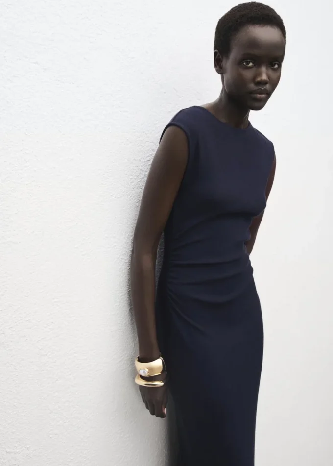 Robe en maille fine avec fronces sur les côtés Robe en maille fine avec fronces sur les côtés