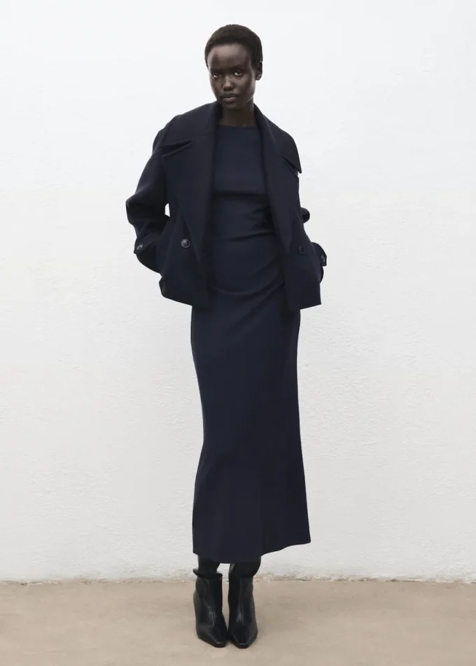 Robe en maille fine avec fronces sur les côtés Robe en maille fine avec fronces sur les côtés