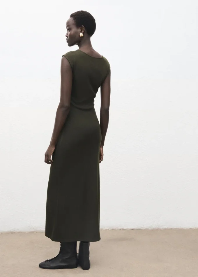 Robe en maille fine avec fronces sur les côtés Robe en maille fine avec fronces sur les côtés